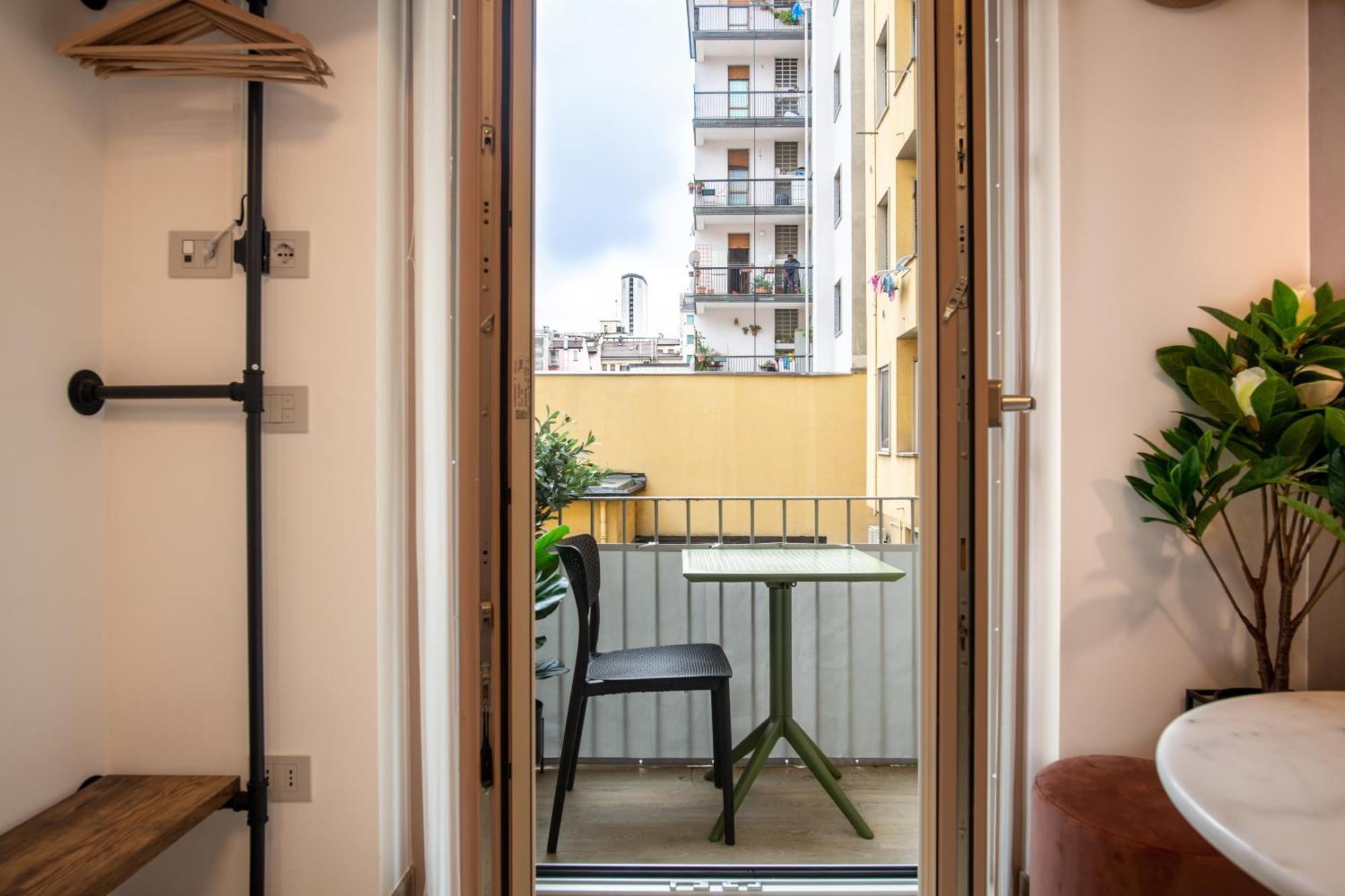 Pink Flamingo Balcony By Station Milán